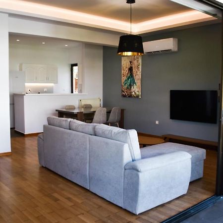 Βright Walled Designed Apt In Glyfada Center Athens Luaran gambar