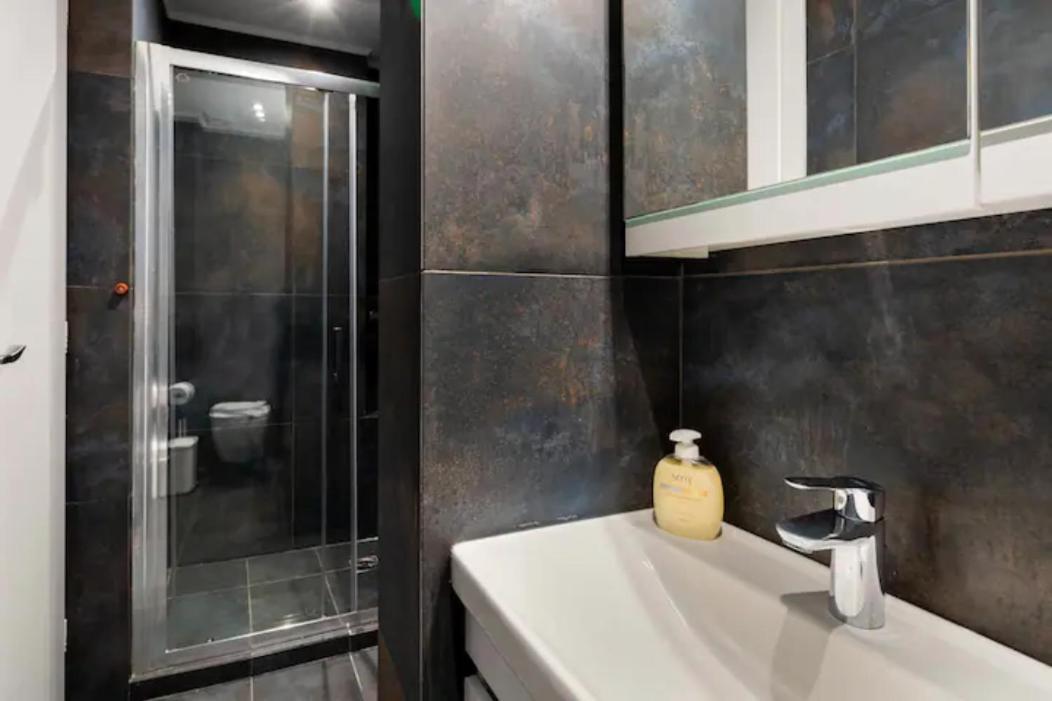 Βright Walled Designed Apt In Glyfada Center Athens Luaran gambar