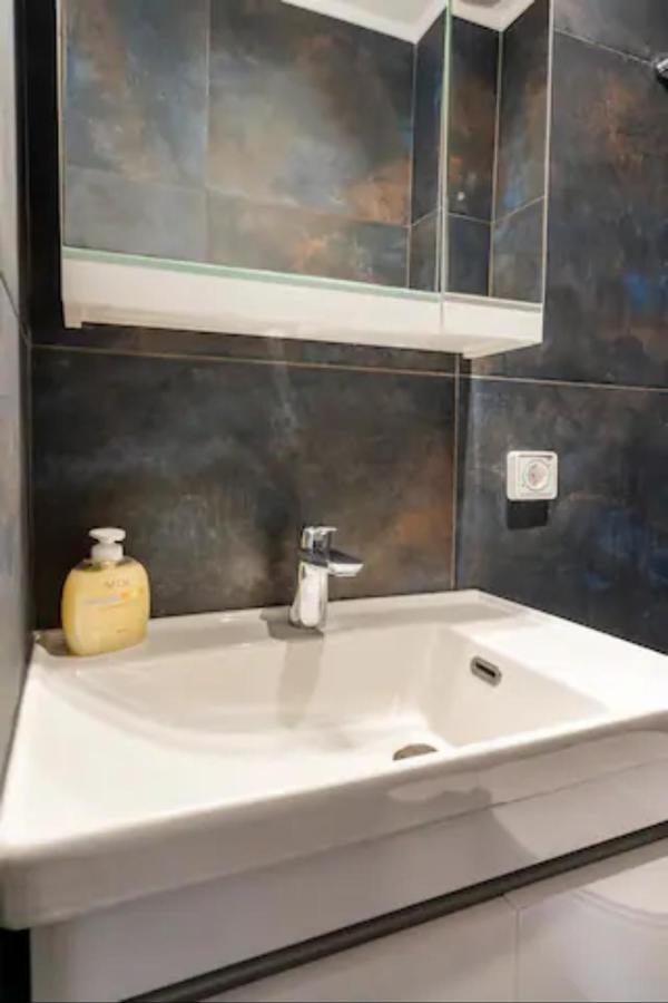 Βright Walled Designed Apt In Glyfada Center Athens Luaran gambar